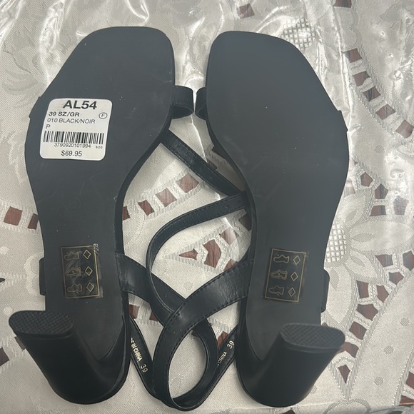 8/39 Le Château black sandals - Picture 6 of 6